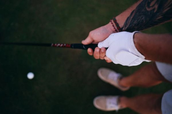 Why Minimizing Right-Hand Pressure Can Improve Your Golf Game