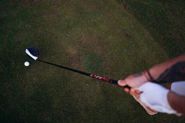 How to Determine the Right Moment for Wrist Roll in the Downswing?
